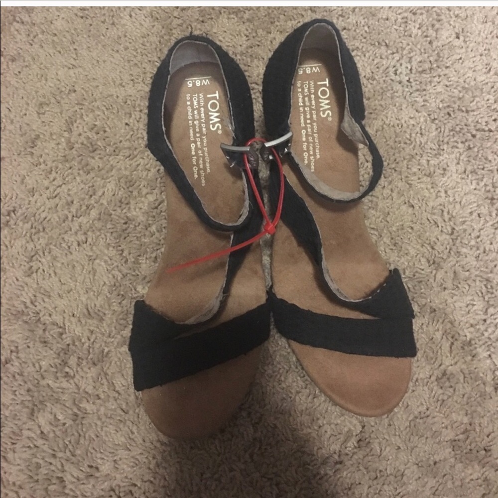 Black TOMS Wedges NWT 🎀